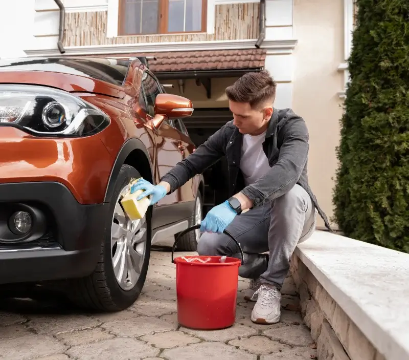 Lavage auto à domicile Saint-Maurice-sur-Eygues : professionnel intervenant sur un véhicule